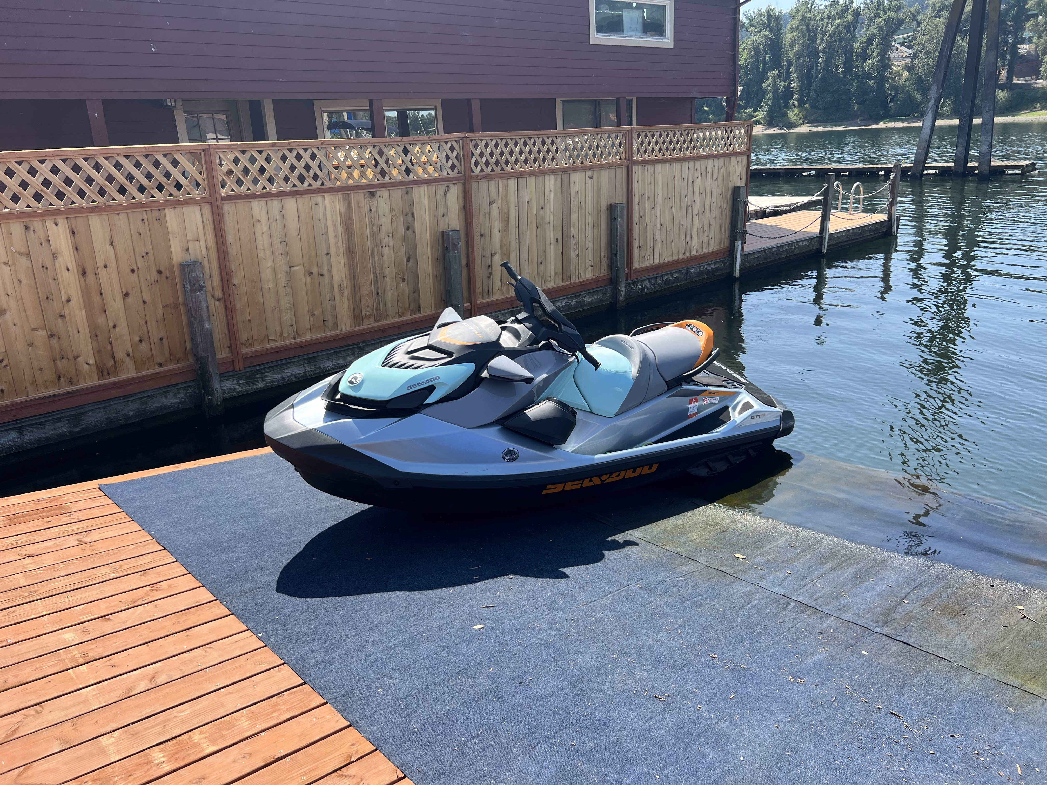 Bennington pontoon boat on the Willamette River
